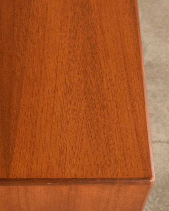 G-PLAN(Gプラン)　アンティーク家具　リビングボードにイチ押し！お片付け上手なアンティークサイドボード（G-plan）。木目の表情がよく出ています。(x-894-f)
