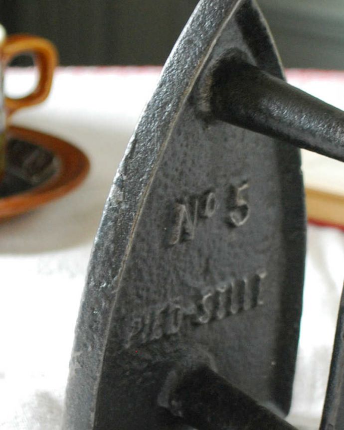 アンティーク ホーロー・アイアン製の雑貨　アンティーク雑貨　No.5のマークが付いたフランス輸入のアンティークコテ型アイロン。昔も今もオシャレな人の必須アイテムアイアンで作られたアイロン。(x-896-z)