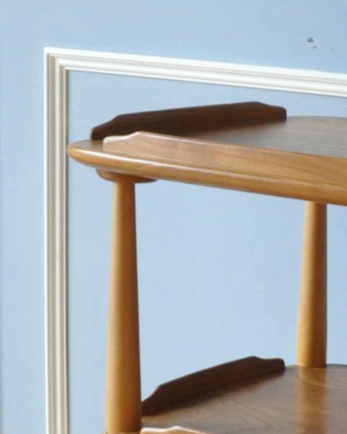 アンティークのワゴン・トローリー　アンティーク家具　北欧デザインのヴィンテージ家具、移動も楽々！色々なところで使えるキャスター付きワゴン（ERCOL）。縁には物が転がり落ちないように盾が入っています。(x-897-f)