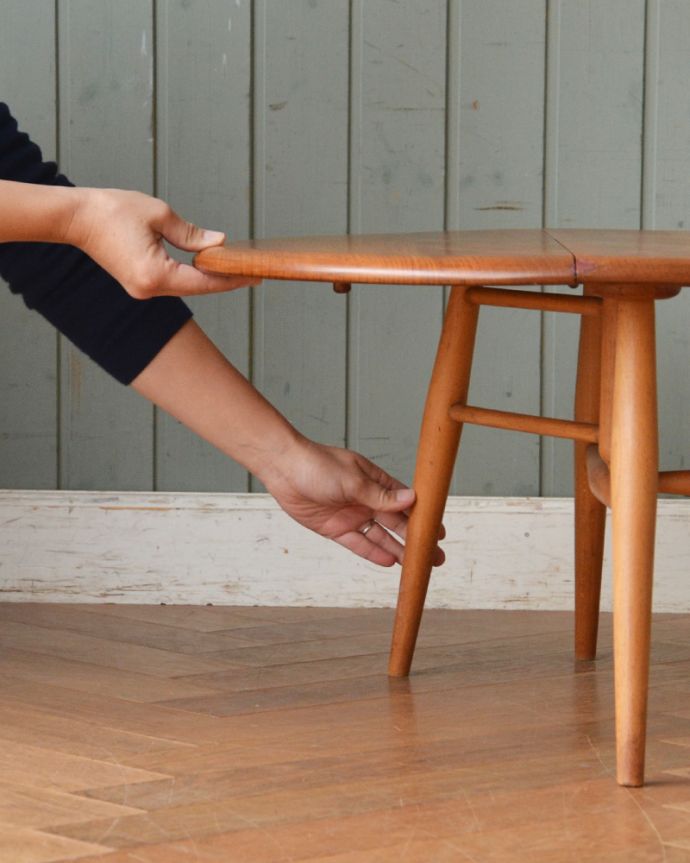 アーコールの家具　アンティーク家具　ERCOL社の小さくて丸いアンティークのコーヒーテーブル（伸張式）。折り畳むときは、脚をスライドさせてください。(x-899-f)