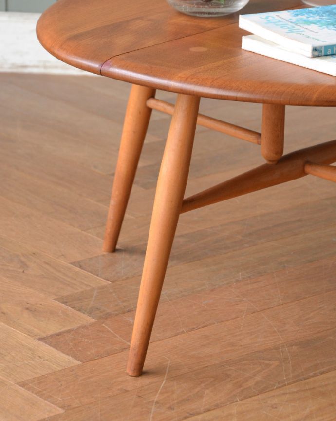 アーコールの家具　アンティーク家具　ERCOL社の小さくて丸いアンティークのコーヒーテーブル（伸張式）。繊細なデザインの脚が可愛いです。(x-899-f)