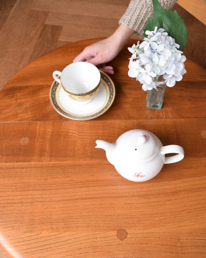 アーコールの家具　アンティーク家具　ERCOL社の小さくて丸いアンティークのコーヒーテーブル（伸張式）。木目も美しいテーブル。(x-899-f)