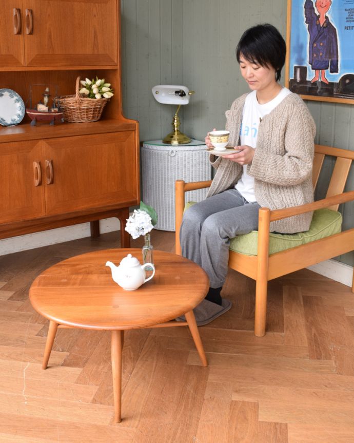 アーコールの家具　アンティーク家具　ERCOL社の小さくて丸いアンティークのコーヒーテーブル（伸張式）。どんなテイストにもマッチしてしまうのが、このアーコールのコーヒーテーブルです。(x-899-f)