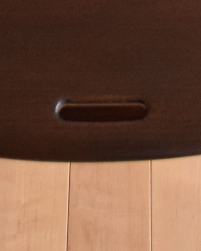 アーコールの家具　アンティーク家具　北欧スタイルの定番ブランド、アーコール社の棚付きコーヒーテーブル（チョコレート）。天板のサイドには持ち運びが出来きるように穴が空いています。(x-900-f)