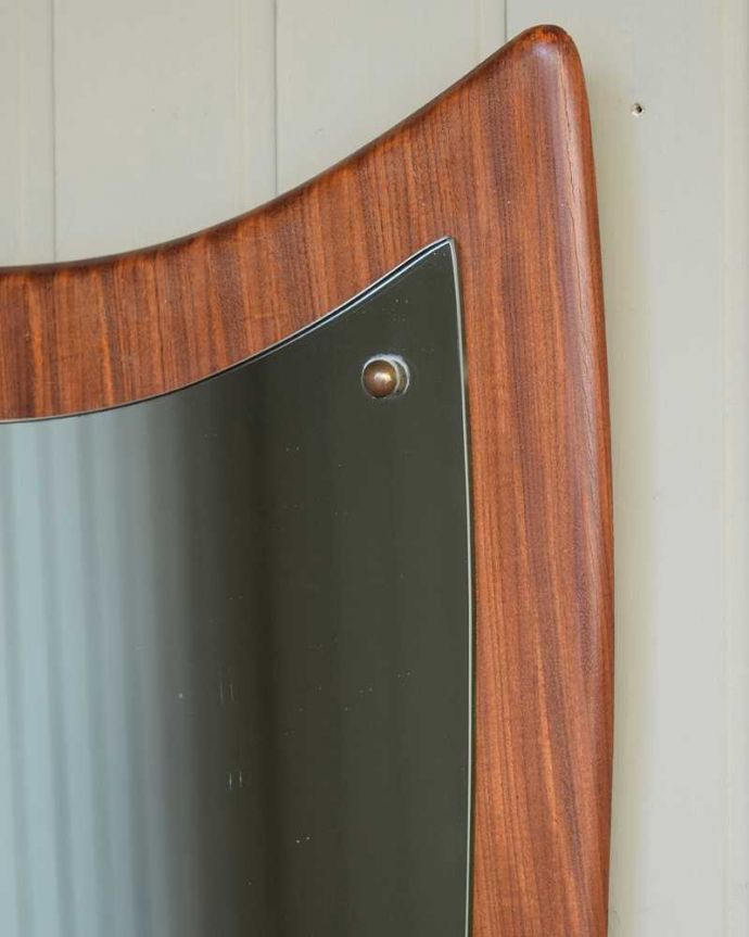 アンティーク ミラー（鏡）　アンティーク雑貨　曲線もお洒落な木製のヴィンテージミラー、北欧インテリアにも合う壁掛けウォールミラー。シンプルな中にほっこりとした雰囲気が漂うミラー北欧スタイルがカッコいいアンティークのミラー。(x-900-z)