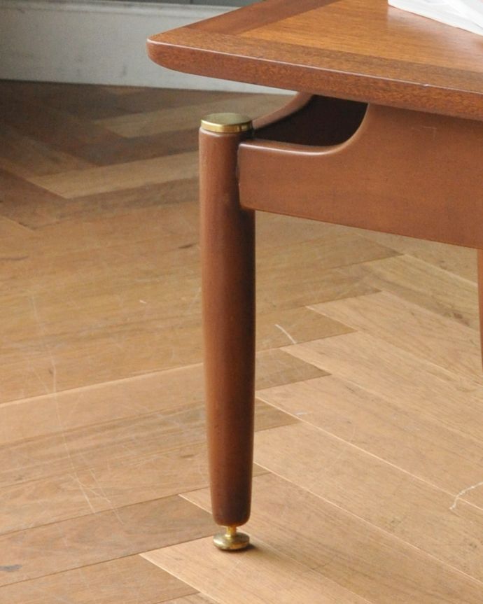 G-PLAN(Gプラン)　アンティーク家具　横からみてもカッコイイG-PLAN、リビングがお洒落になる北欧スタイルのセンターテーブル。まっすぐ伸びた脚です。(x-901-f)