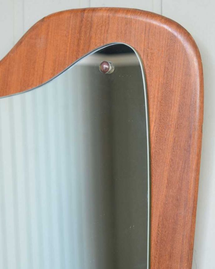 アンティーク ミラー（鏡）　アンティーク雑貨　緩やかな優しい曲線を描いた木製のアンティークフレームミラー（壁掛け鏡）。シンプルな中にほっこりとした雰囲気が漂うミラー北欧スタイルがカッコいいアンティークのミラー。(x-903-z)