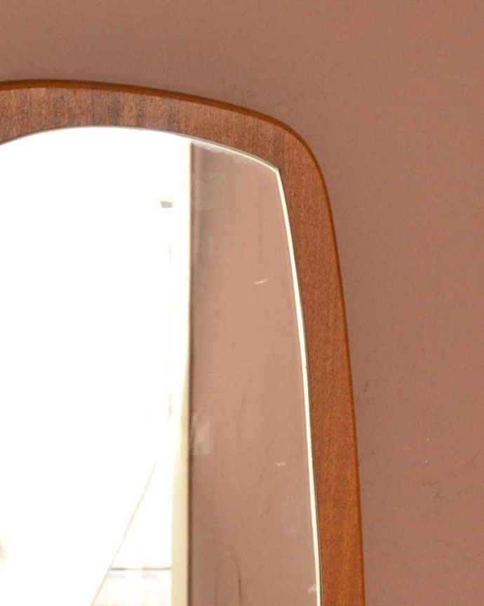 アンティーク ミラー（鏡）　アンティーク雑貨　北欧インテリアにも合う木製フレーム付きのヴィンテージウォールミラー。シンプルな中にほっこりとした雰囲気が漂うミラー北欧スタイルがカッコいいアンティークのミラー。(x-905-z)