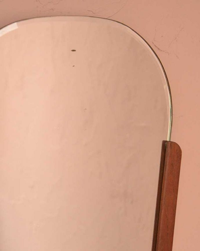 アンティーク ミラー（鏡）　アンティーク雑貨　北欧スタイルのアンティークミラー、イギリスの木製のフレーム付き鏡。シンプルな中にほっこりとした雰囲気が漂うミラー北欧スタイルがカッコいいアンティークのミラー。(x-906-z)