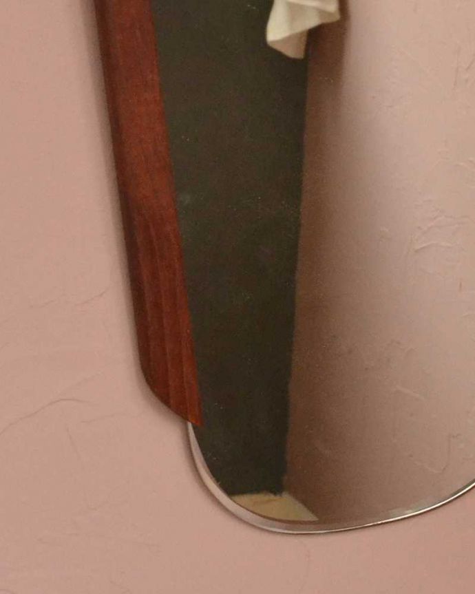アンティーク ミラー（鏡）　アンティーク雑貨　北欧スタイルのアンティークミラー、イギリスの木製のフレーム付き鏡。アンティークらしい独特のデザイン華やかなデザインのアンティークのミラーは、覗き込む度に女性だったら誰もがワクワクしちゃう美しいデザインが一番の魅力です。(x-906-z)