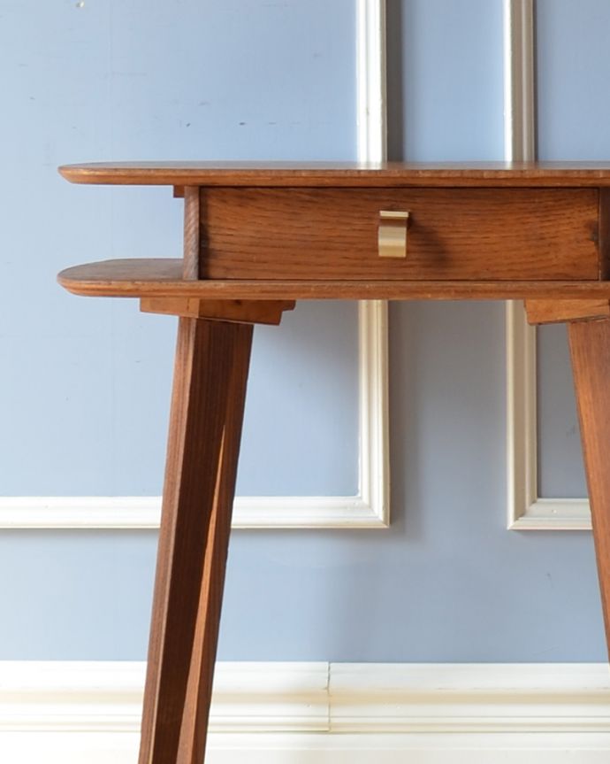 アンティークのチェスト　アンティーク家具　フランスで見つけた引き出し付きのサイドテーブル、ソファやベッドの横で使えるアンティーク家具。個性的なシルエットが印象的なサイドテーブル。(x-907-f)