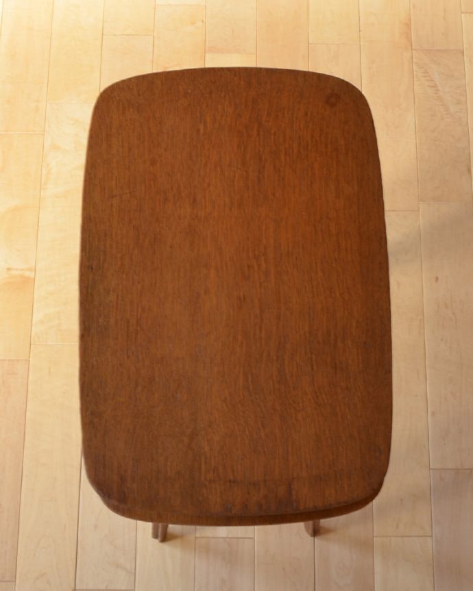 アンティークのチェスト　アンティーク家具　フランスで見つけた引き出し付きのサイドテーブル、ソファやベッドの横で使えるアンティーク家具。天板もキレイに仕上げました。(x-907-f)