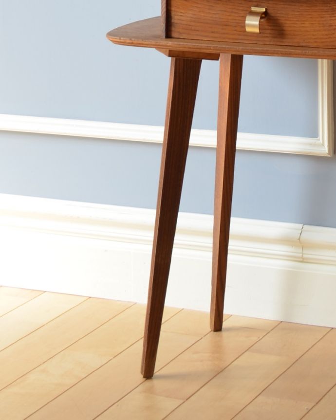 アンティークのチェスト　アンティーク家具　フランスで見つけた引き出し付きのサイドテーブル、ソファやベッドの横で使えるアンティーク家具。スラリと伸びた美しい猫脚。(x-907-f)