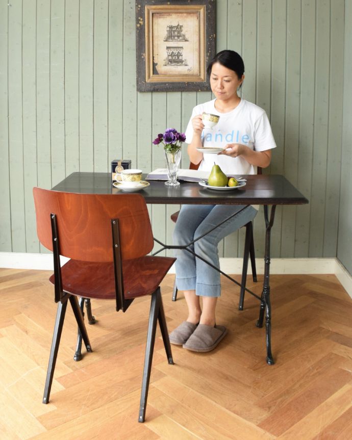 アンティークのテーブル　アンティーク家具　木とアイアンの異素材の組み合わせがオシャレなアンティークのカフェテーブル。自分だけのデスクにして読書をしてもいいですね。(x-912-f)