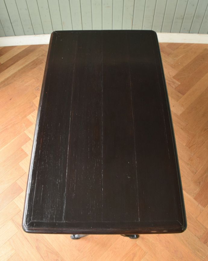 アンティークのテーブル　アンティーク家具　木とアイアンの異素材の組み合わせがオシャレなアンティークのカフェテーブル。キレイにブラックペイント仕上げされた天板です。(x-912-f)