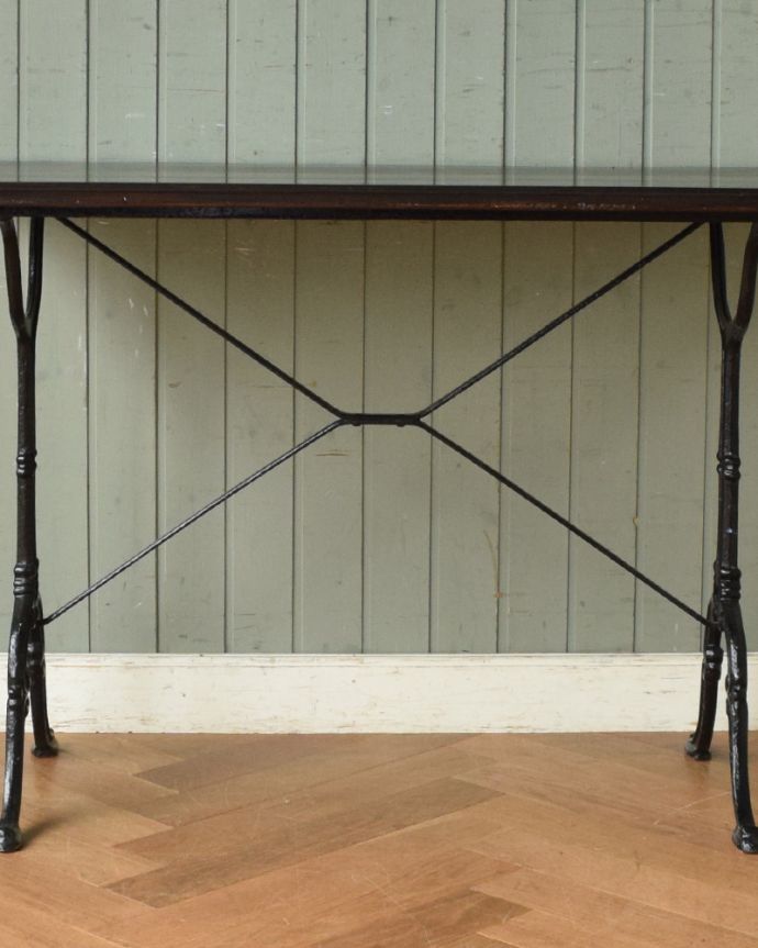 アンティークのテーブル　アンティーク家具　木とアイアンの異素材の組み合わせがオシャレなアンティークのカフェテーブル。アンティークの風合いがたっぷり感じられるテーブルです。(x-912-f)