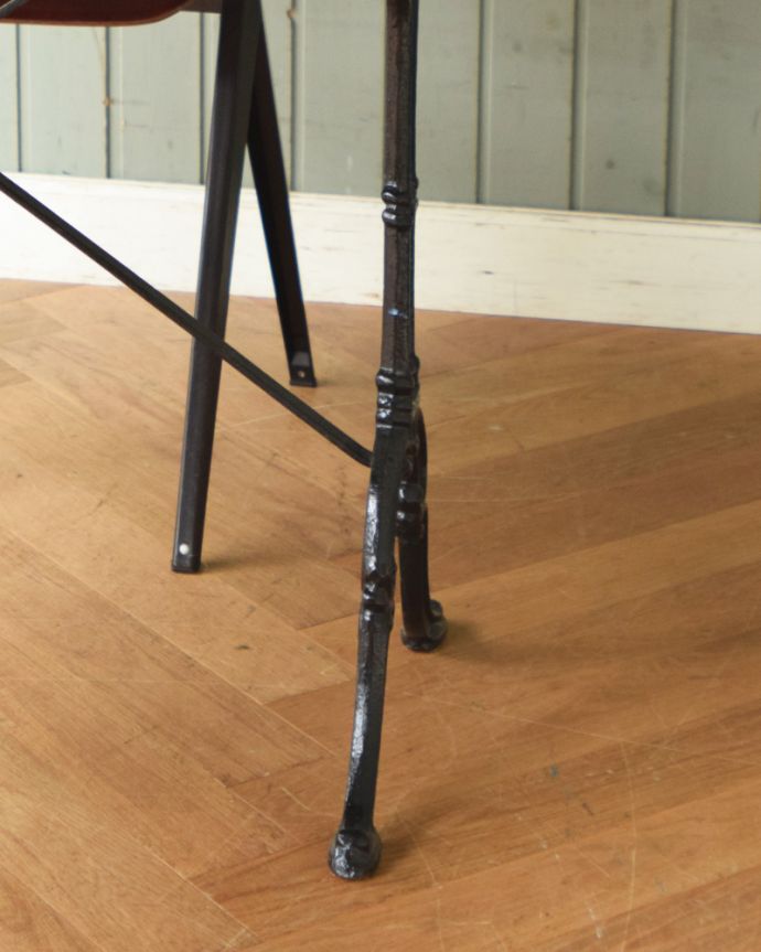 アンティークのテーブル　アンティーク家具　木とアイアンの異素材の組み合わせがオシャレなアンティークのカフェテーブル。脚のデザインが女性らしくキレイです。(x-912-f)