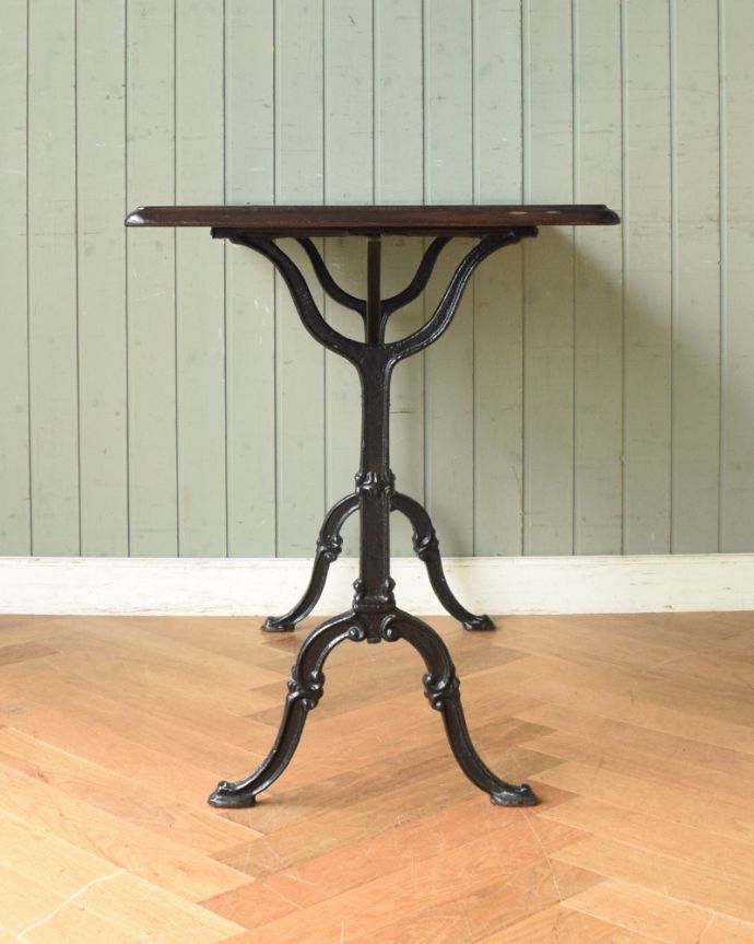 アンティークのテーブル　アンティーク家具　木とアイアンの異素材の組み合わせがオシャレなアンティークのカフェテーブル。アイアンの脚のデザインがやっぱりお洒落！お店のインテリアのようです。(x-912-f)