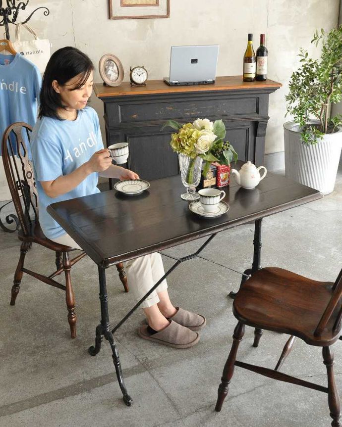 アンティークのテーブル　アンティーク家具　木とアイアンの異素材の組み合わせがオシャレなアンティークのカフェテーブル。アイアンと木の相性はバッチリ！どんな椅子も合います。(x-912-f)