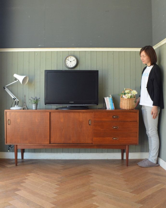 TVボード　アンティーク家具　脚がスッと長く美しいシルエット、引き戸付きのAustin Suite社製のヴィンテージサイドボード。スッキリとかっこいいデザインが特徴のサイドボード。(x-918-f)