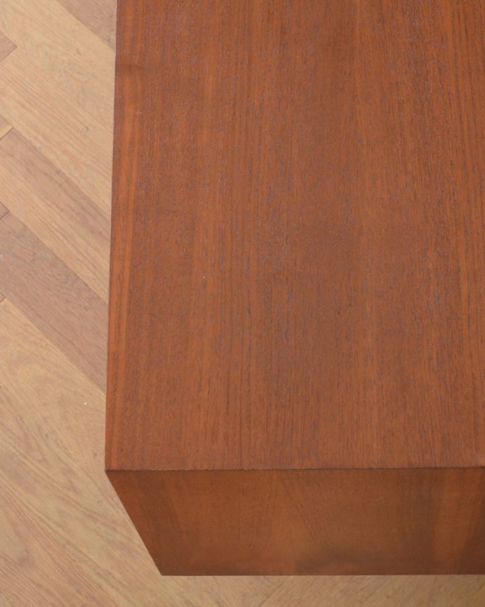 TVボード　アンティーク家具　脚がスッと長く美しいシルエット、引き戸付きのAustin Suite社製のヴィンテージサイドボード。木目の表情がよく出ています。(x-918-f)