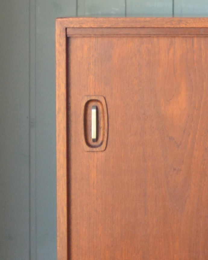 TVボード　アンティーク家具　脚がスッと長く美しいシルエット、引き戸付きのAustin Suite社製のヴィンテージサイドボード。扉の取っ手も引き出しとおそろいの形です。(x-918-f)