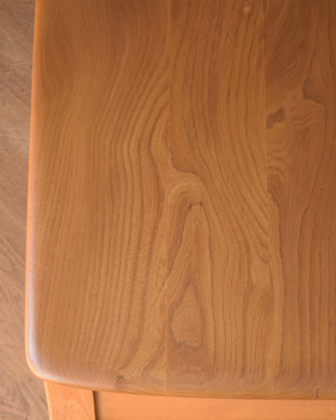 北欧キャビネット　アンティーク家具　スッキリしているのに、この収納力！シンプルなアンティークサイドボード。木目の表情がよく出ています。(x-923-f)