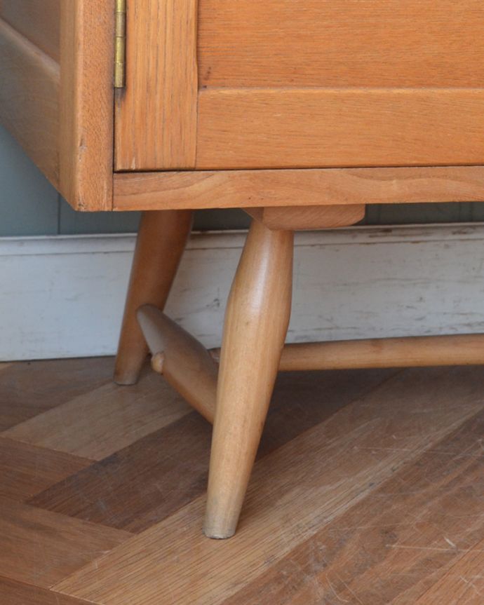 北欧キャビネット　アンティーク家具　スッキリしているのに、この収納力！シンプルなアンティークサイドボード。脚は細くて優しい形。(x-923-f)