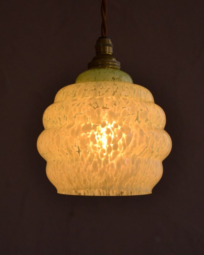 照明・ライティング　ランプシェード　お部屋のアクセサリーに使って欲しいアンティーク照明器具の中で気軽に使いやすいペンダントライト。(x-926-z)