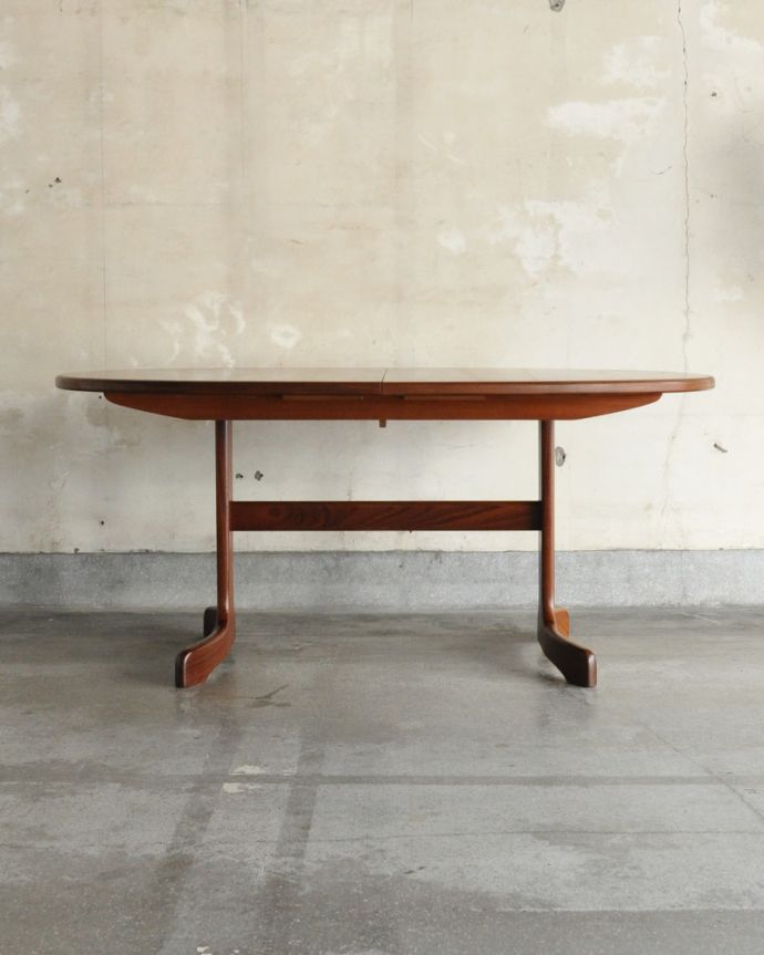 G-PLAN(Gプラン)　アンティーク家具　G-planデザインのダイニングテーブル、アンティークの北欧家具。２〜５人で使える大きさです。(x-929-f)