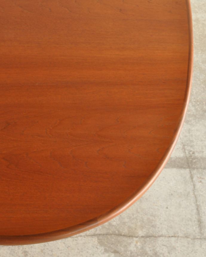 G-PLAN(Gプラン)　アンティーク家具　G-planデザインのダイニングテーブル、アンティークの北欧家具。チーク材ならではの温かい色合いの天板。(x-929-f)