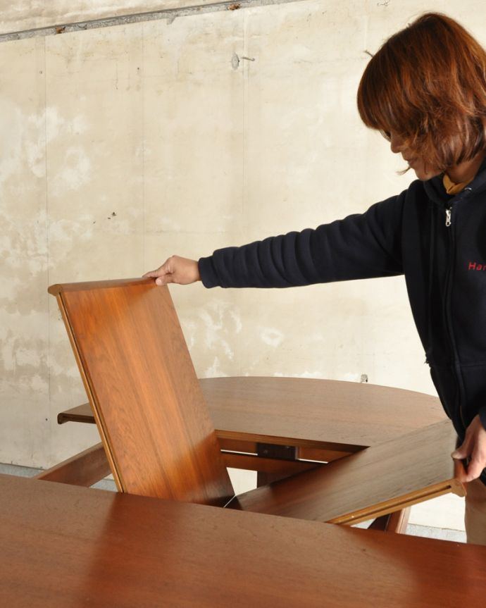 G-PLAN(Gプラン)　アンティーク家具　G-planデザインのダイニングテーブル、アンティークの北欧家具。中にたたまれている天板を引き出すだけです。(x-929-f)