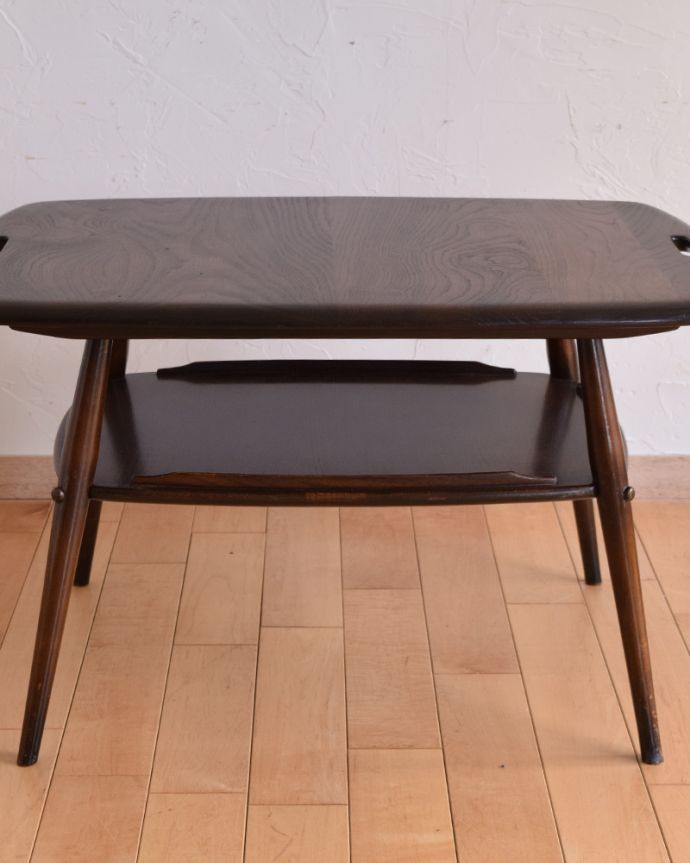 アーコールの家具　アンティーク家具　ERCOL社のサイドテーブル、北欧モダンなアンティーク家具。テーブルの下は物置きになっています。(x-934-f)