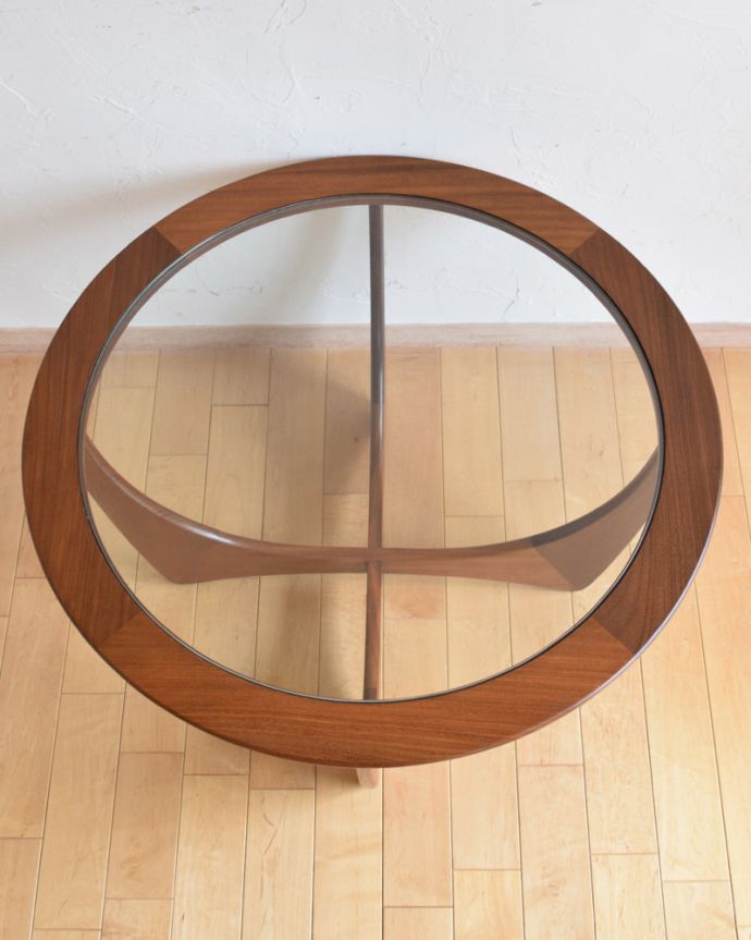 G-PLAN(Gプラン)　アンティーク家具　カッコイイG-planのヴィンテージコーヒーテーブル（ガラストップ）。円形の天板です。(x-936-f)
