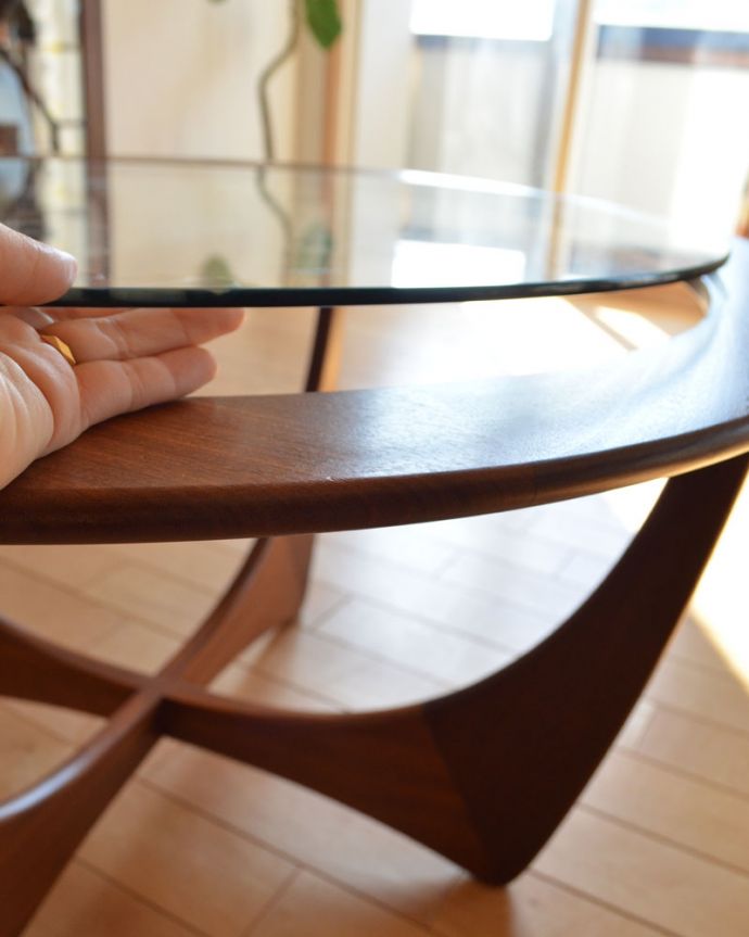 G-PLAN(Gプラン)　アンティーク家具　カッコイイG-planのヴィンテージコーヒーテーブル（ガラストップ）。ガラス部分は取り外しできるようになっているので、模様替えやお手入れの際も嬉しいですよね。(x-936-f)