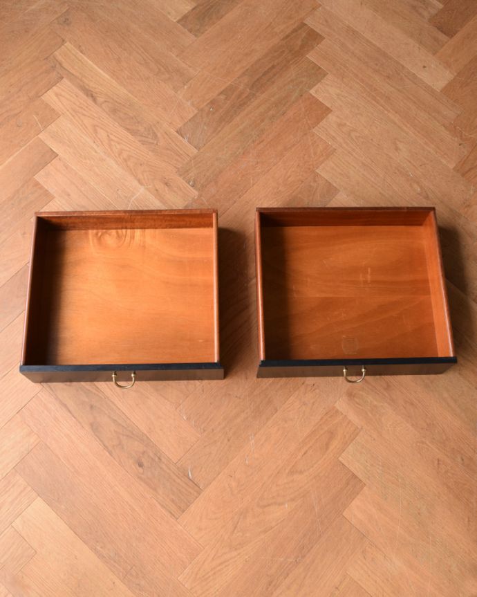 G-PLAN(Gプラン)　アンティーク家具　カッコイイG-planのデスク（Tola＆Black）、ビンテージの北欧家具。引き出しは２杯あります。(x-938-f)