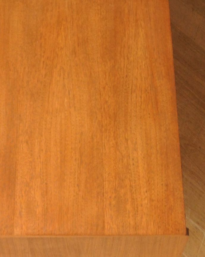 アンティークのチェスト　アンティーク家具　AUSTIN SUITE社のサイドボードチェスト、ヴィンテージの北欧家具。木目の表情がよく出ています。(x-939-f)