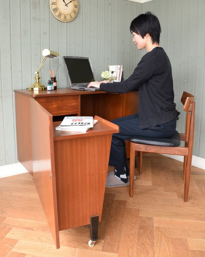 アンティークのデスク・書斎机　アンティーク家具　あらゆる仕掛けを盛り込んだイギリスのアンティークデスクキャビネット。デスクに座る時間を持つことで気持ちの切り替えができます。(x-940-f)