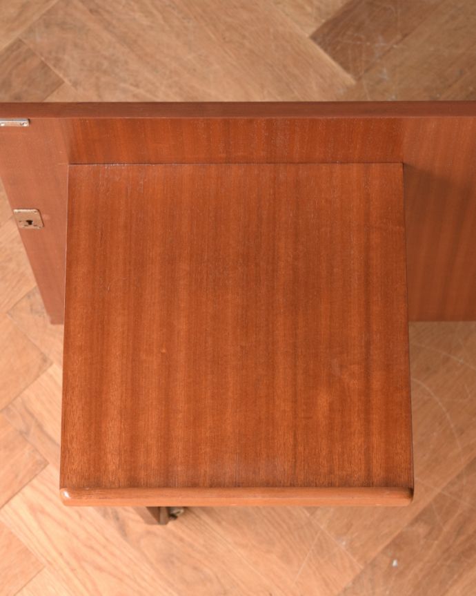 アンティークのデスク・書斎机　アンティーク家具　あらゆる仕掛けを盛り込んだイギリスのアンティークデスクキャビネット。開いたときに出てくるのは、サブテーブル。(x-940-f)