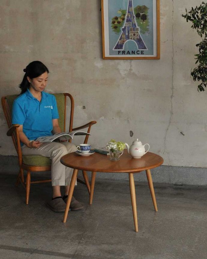 アンティークのテーブル　アンティーク家具　アーコールのヴィンテージ家具、シンプルなコーヒーテーブル 。丸い形に癒されるアーコールのコーヒーテーブルアーコールらしいフォルムが特長の丸いコーヒーテーブル。(x-942-f)