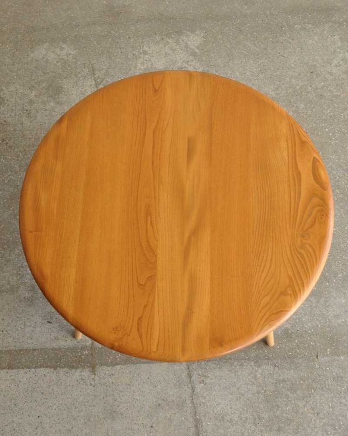 アンティークのテーブル　アンティーク家具　アーコールのヴィンテージ家具、シンプルなコーヒーテーブル 。上から見るとまん丸の形丸い形がまるでちゃぶ台のよう。(x-942-f)
