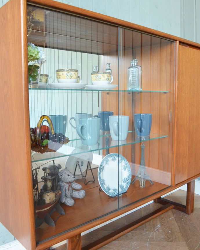 アンティークのキャビネット　アンティーク家具　イギリス輸入の北欧家具、ミラーバックのヴィンテージグラスキャビネット。ダイニングではカップボードとして、お気に入りの食器を飾りながら収納。(x-947-f)