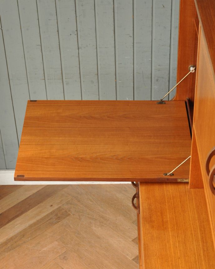G-PLAN(Gプラン)　アンティーク家具　リビングにオススメのヴィンテージ家具、イギリスのGプランのサイドボード（シエラ）。向かって左の扉を開くと、カウンターテーブルのように使うことができます。(x-951-f)