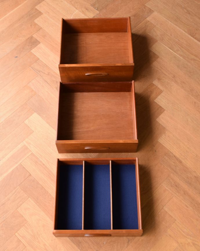 北欧キャビネット　アンティーク家具　ダイニングの食器棚にも使えるヴィンテージの北欧サイドボード。引き出しがあるので細かいものもしまえます。(x-952-f)
