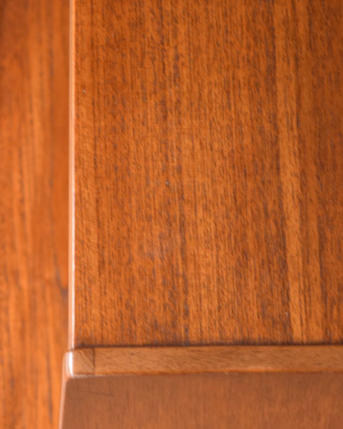 北欧キャビネット　アンティーク家具　ダイニングの食器棚にも使えるヴィンテージの北欧サイドボード。木目の表情がよく出ています。(x-952-f)