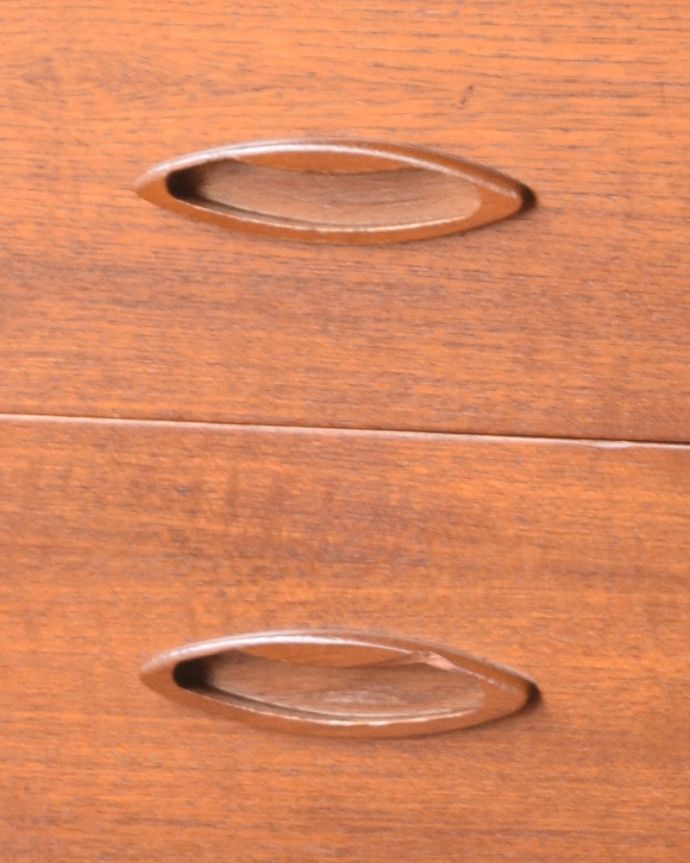 北欧キャビネット　アンティーク家具　ダイニングの食器棚にも使えるヴィンテージの北欧サイドボード。開閉しやすい形の取っ手です。(x-952-f)