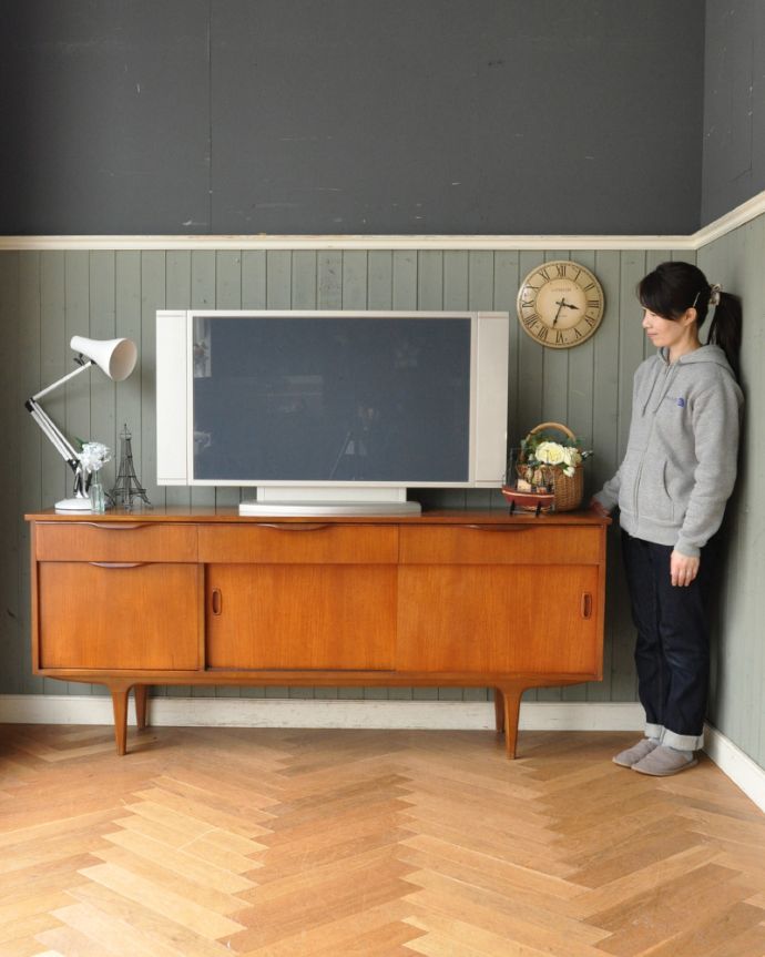 G-PLAN(Gプラン)　アンティーク家具　スタイリッシュなサイドボード（テレビ台）、G-planのヴィンテージ北欧家具。スッキリとかっこいいデザインが特徴のサイドボード。(x-954-f)