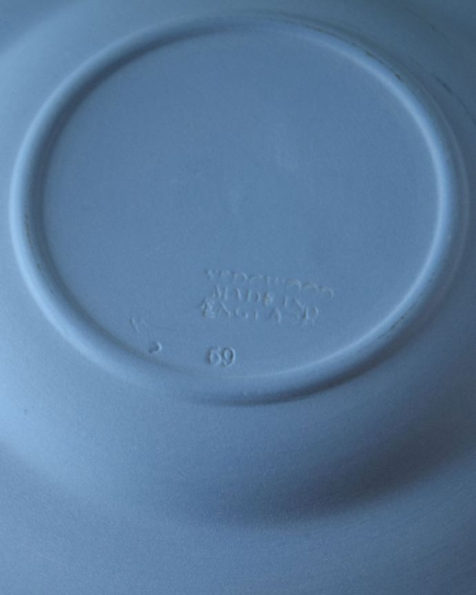 アンティーク 陶磁器の雑貨　アンティーク雑貨　ウェッジウッド　裏側には品質の証ひっくり返して見ると、ウェッジウッドのマークを見つけることが出来ます。(x-954-z)