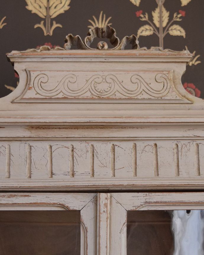 アンティークのキャビネット　アンティーク家具　大人のためのフレンチガラスキャビネット、フランスらしい装飾がキレイな輸入家具。美しい彫にうっとり。(x-955-f)