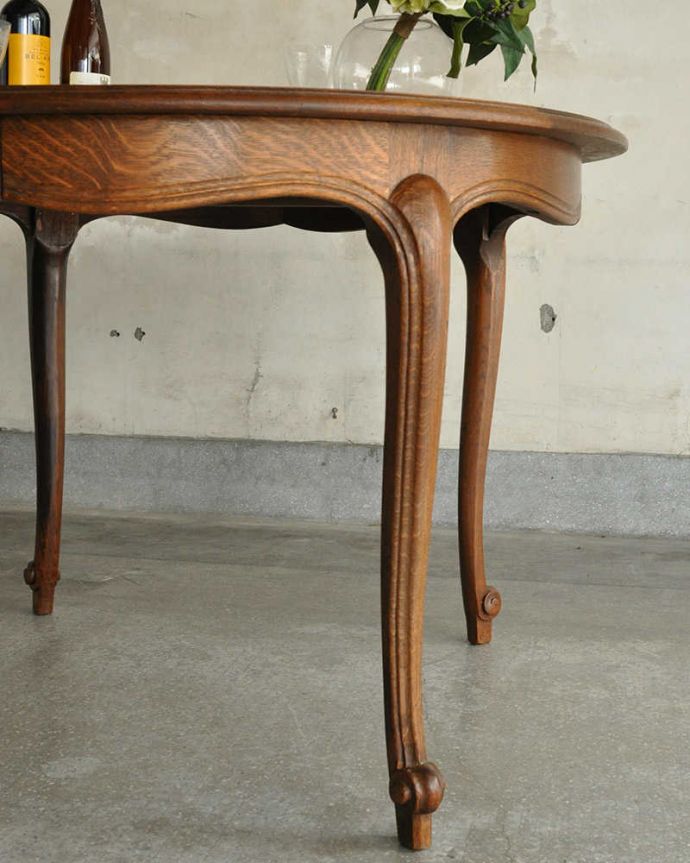 アンティークのテーブル　アンティーク家具　天板の組木細工が美しい、フランス輸入のアンティークエクステンションダイニングテーブル。幕板の優雅な曲線もフランスらしいデザインです。(x-956-f)